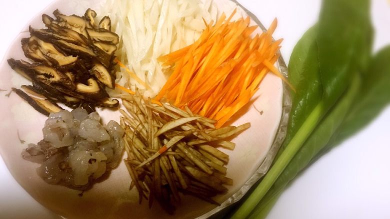 稻荷寿司,香菇、藕、胡萝卜、牛蒡切短丝、虾切小丁