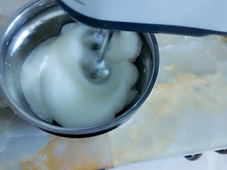 不易化的裱花韩式奶油霜,打发蛋白至硬性发泡。