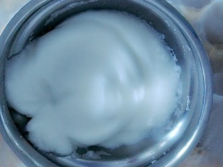 不易化的裱花韩式奶油霜,此步骤与烧糖水同时进行。