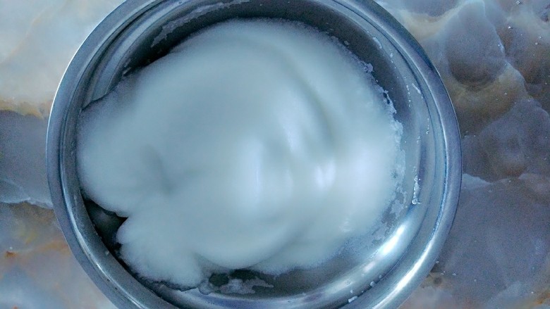 不易化的裱花韩式奶油霜,此步骤与烧糖水同时进行。