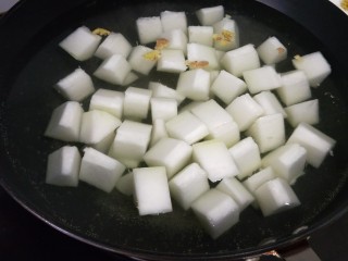 冬瓜圆子汤,水开后放入冬瓜，姜碎，煮开