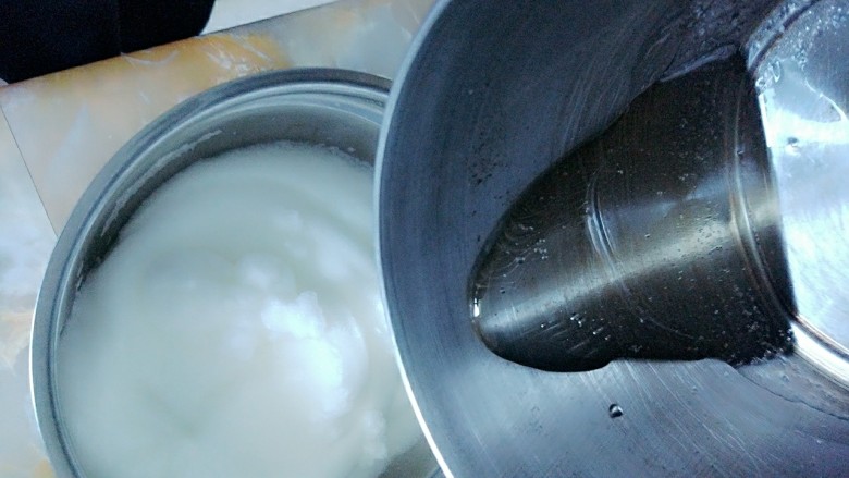 不易化的裱花韩式奶油霜,把糖水加入打发好的蛋白。