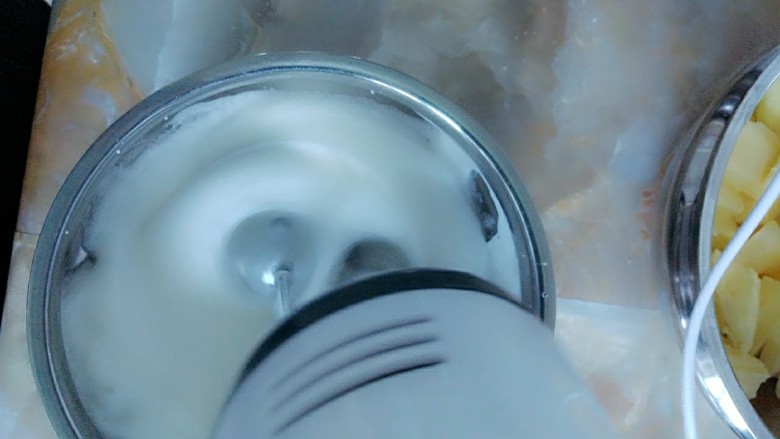 不易化的裱花韩式奶油霜,加入的同时用打蛋器搅打，不要把糖水倒在打蛋头，以免结晶。