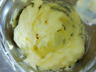 不易化的裱花韩式奶油霜,黄油软化好打发至羽毛状。