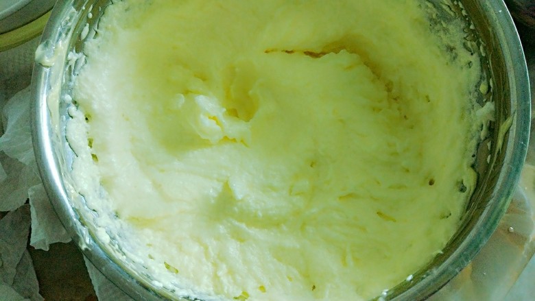 不易化的裱花韩式奶油霜,分3-4次把黄油加入蛋白，用打蛋器搅打至混合均匀，即可裱花。也可混合好后放入冰箱冷藏一下再裱花。