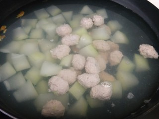 冬瓜圆子汤,全部做好后转中大火煮开，肉丸全部浮起来就可以调味