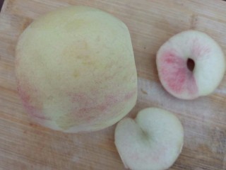 桃的4种吃法,桃洗净，用小刀把桃首尾两端切掉，不要缺太多