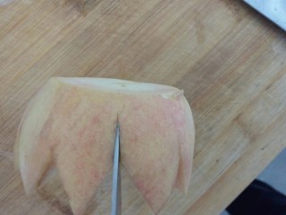 桃的4种吃法,切好后轻轻掰成两半，在每个对角缝隙处做切口，从上到下，不要缺的太深，否则花瓣容易断开，也不要切到边缘