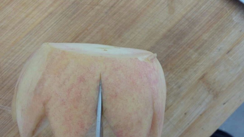 桃的4种吃法,切好后轻轻掰成两半，在每个对角缝隙处做切口，从上到下，不要缺的太深，否则花瓣容易断开，也不要切到边缘