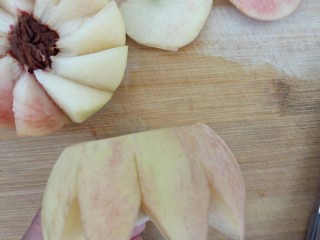 桃的4种吃法,两瓣全部切好
