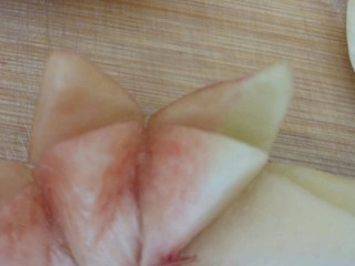 桃的4种吃法,全部切好后，用手分开花瓣