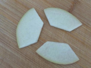 桃的4种吃法,取其中的一小块，也就是1/4，切掉两头，切薄片儿