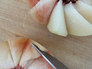 桃的4种吃法,用刀尖从顶端向下把果皮果肉分离开，不要一切到底