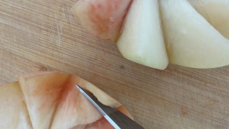 桃的4种吃法,用刀尖从顶端向下把果皮果肉分离开，不要一切到底