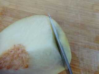 桃的4种吃法,取另一小块，用刀把果皮果肉分离