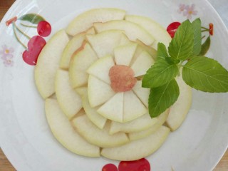 桃的4种吃法,摆好后，切一小圆块桃皮放正中间