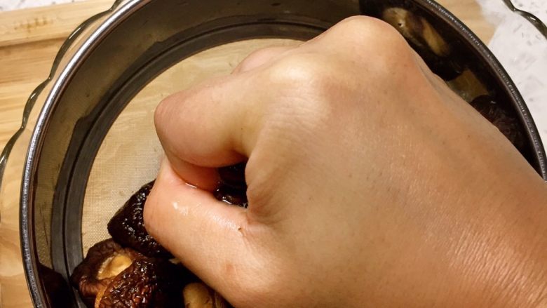 （天然味精）香菇虾米粉,用手进一步挤干水份
