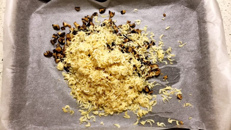 （天然味精）香菇虾米粉,烤盘铺上烘焙纸，倒入香菇丁和虾米