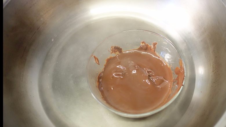 简单不易失败的布朗尼蛋糕做法 ,黑巧克力隔水融化