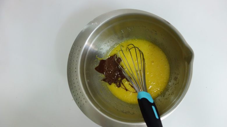 简单不易失败的布朗尼蛋糕做法 ,融化的巧克力倒入黄油鸡蛋液中搅拌均匀备用