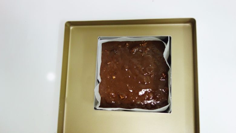 简单不易失败的布朗尼蛋糕做法 ,下面放一个金盘，屋诺8寸慕斯圈垫上油纸倒入巧克力糊