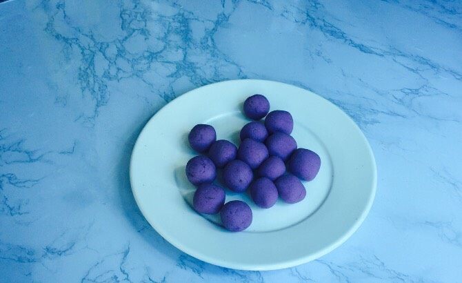 甜蜜紫薯球,在分成同等小剂子，约8-10克左右，太大不易熟且难炸！