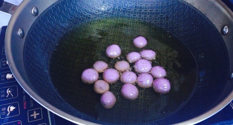 甜蜜紫薯球,油温4成热，可以用筷子试试油温，冒泡就可以放入紫薯球！