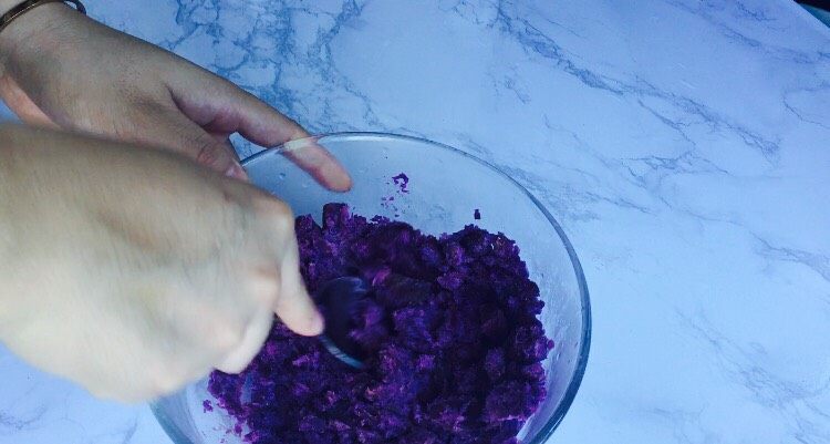 甜蜜紫薯球,蒸熟后用勺子压碎，压的越碎越好！口感越细腻！