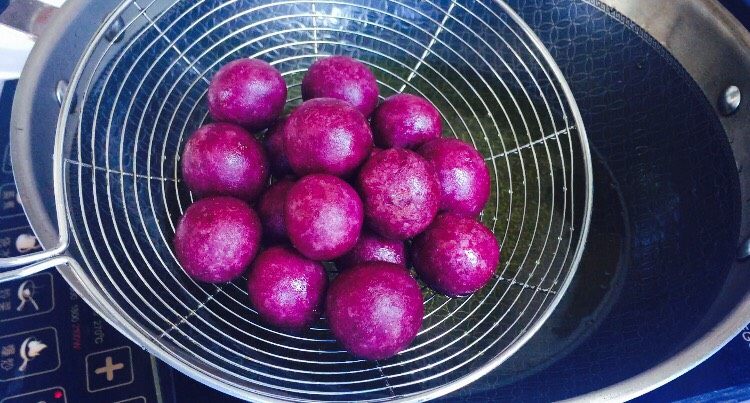 甜蜜紫薯球,炸至表面光滑，其实刚炸好的表皮是脆脆的！记得控油哦！