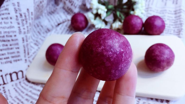 甜蜜紫薯球,紫薯球，油炸食品不易多吃，喜欢吃的朋友记得适量哦！（虽然真的很好吃）