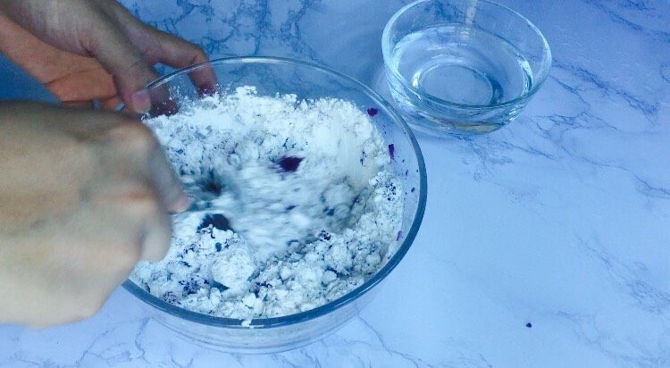 甜蜜紫薯球,所有粉类全部加入，搅拌均匀，准备好100克清水备用！
