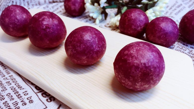 甜蜜紫薯球,最终成品，原谅拍照技术有限！好吃好看，且做法简单！