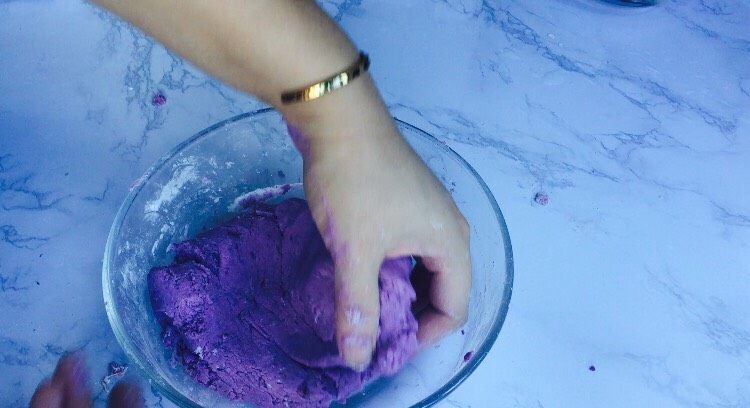 甜蜜紫薯球,用手揉成团，这里的软硬中和，前面教大家分次加水就是可以看看湿度如何，糯米粉的吸水性也会不同！
