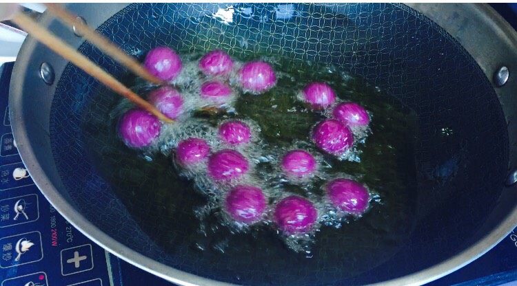 甜蜜紫薯球,想要不开口，不爆裂，形状好看，火候一定不能大，也不能太小（易吸油），掌握好温度！
