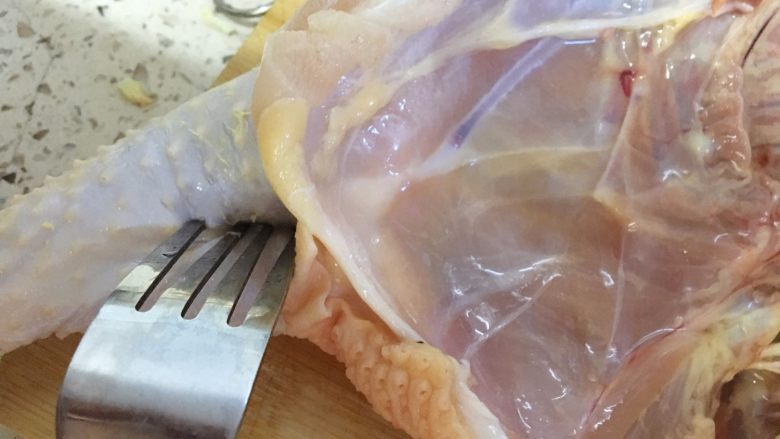 懒人烤鸡,4、	用叉子在肉厚的地方插洞以便更容易入味