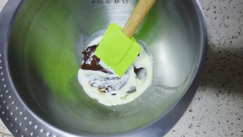 巧克力海绵纸杯蛋糕 ,黑巧克力20g +20g淡奶油隔水融化后再用刮刀拌均匀，