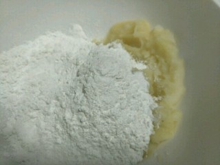 山药菠萝糯米饼,加入糯米粉