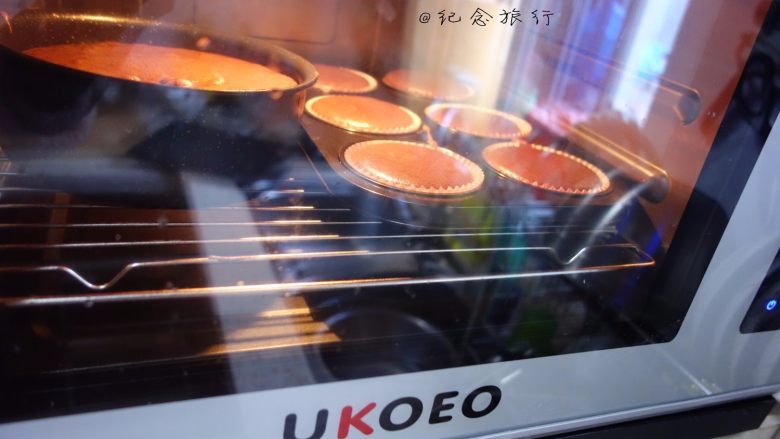 可可全蛋海绵裸蛋糕,烤箱提前180度预热好以后放入烤箱烤35分钟左右，具体温度跟时间根据实际情况适当调整