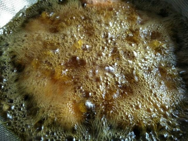 香酥鸡翅,锅内烧油，7成热将鸡翅放入进行炸制，炸至表面变脆上色并熟后捞出～