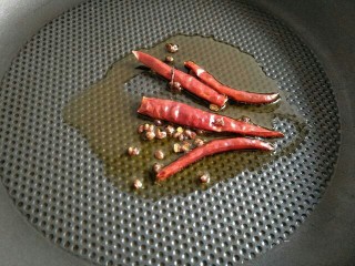 香酥鸡翅,另起锅留一点点儿底油，将红干椒和麻椒爆香～
