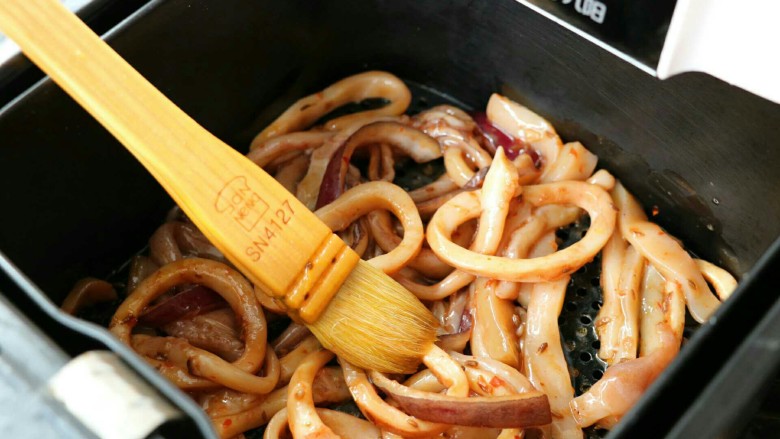 孜然鱿鱼(空气炸锅版),刷上一层油辣椒里面的油，薄薄一层即可，然后进行炸制～
