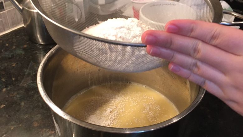 铜锣烧～,搅拌均匀后筛入面粉和低筋面粉, 尽量不要忽落这个步骤！