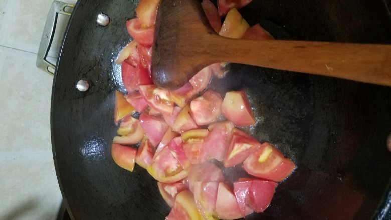 意式黑胡椒番茄面,锅内放入少量底油炒番茄酱