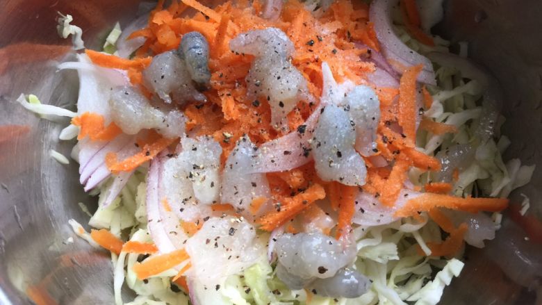 大阪烧,把切好的蔬菜丝和虾仁放入盆里，加一点点盐和黑胡椒碎