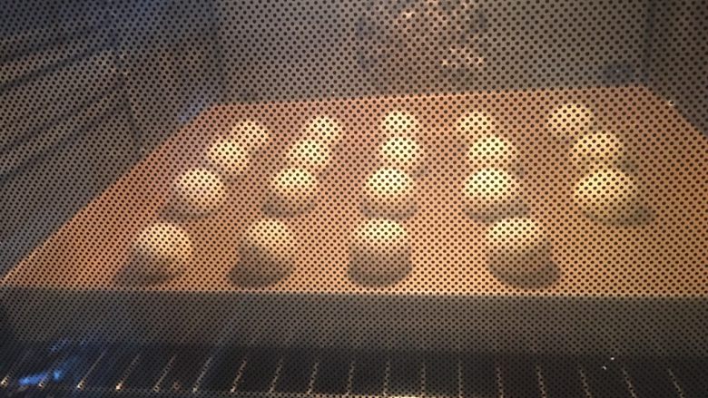 芝麻肉松麻薯包,放入预热好175度烤箱中烘烤35分钟
