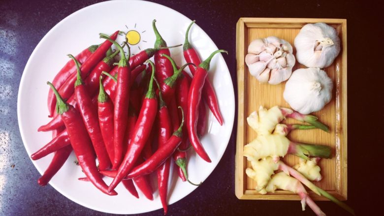 自制刀豆剁椒酱🌶️,第一步当然是把配料备齐啦🤗