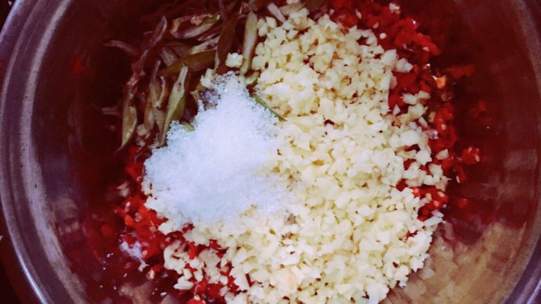 自制刀豆剁椒酱🌶️,红辣椒盆中加入姜、蒜末，刀豆，白糖和盐搅拌均匀