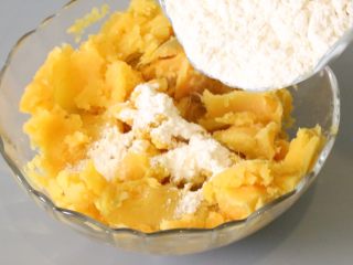 红薯丸子,放入面粉。
红薯含水量较大，不需要额外添加水，面粉可以红薯及面粉本身的吸水性调节多少。