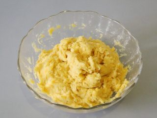 红薯丸子,红薯和面粉搅拌均匀待用。