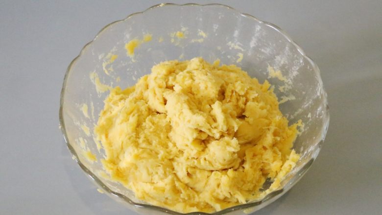 红薯丸子,红薯和面粉搅拌均匀待用。